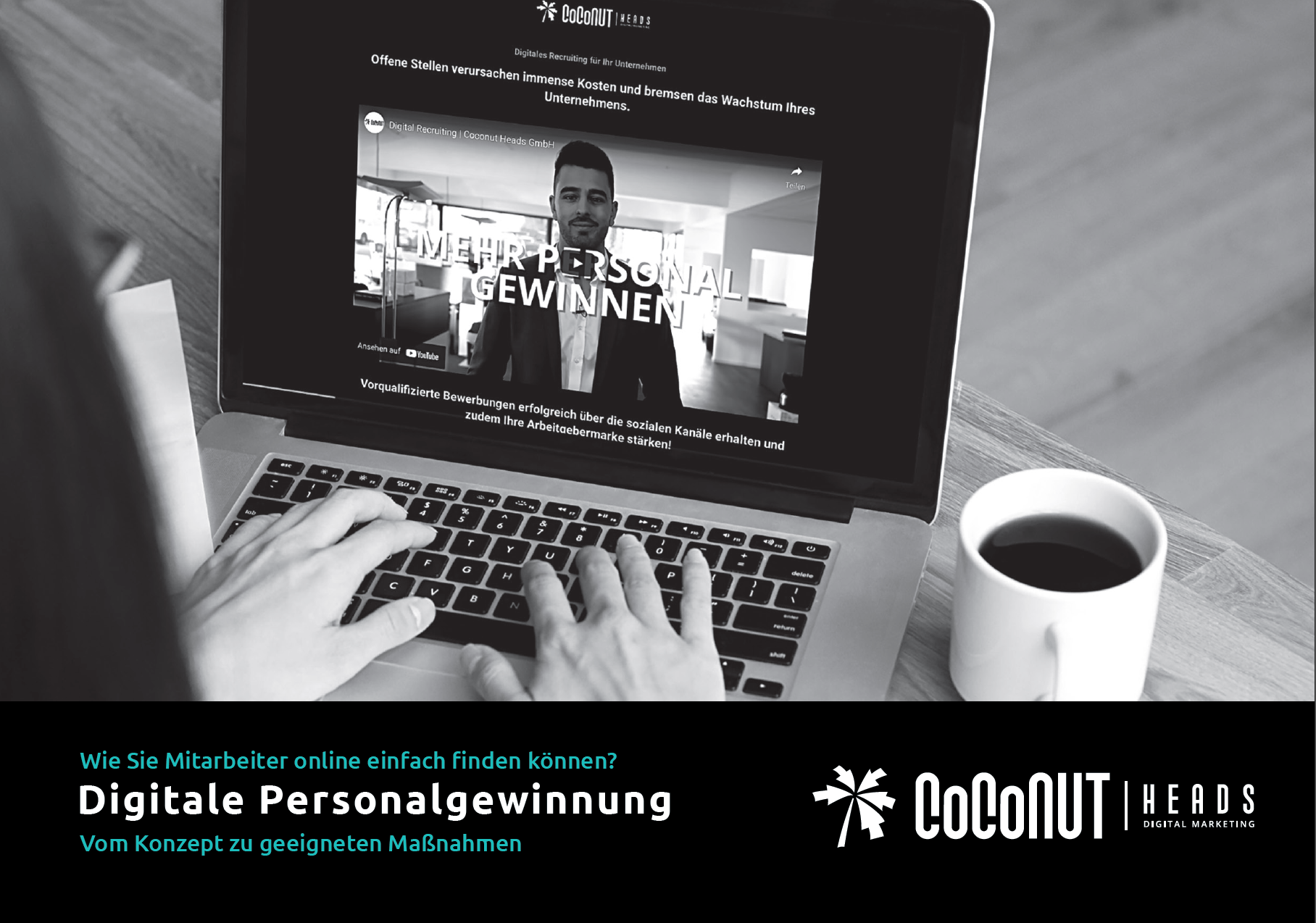Schwarz-weiß-Aufnahme einer Person, die auf einem Laptop arbeitet, auf dessen Bildschirm eine Webseite mit dem Titel 'MEHR PERSONAL GEWINNEN' angezeigt wird. Das Branding von CoCoNUT Heads Digital Marketing ist sichtbar. Neben dem Laptop steht eine Tasse Kaffee, was auf einen Arbeitskontext hinweist. Die Webseite scheint sich mit digitaler Personalgewinnung zu befassen und suggeriert Online-Recruiting-Lösungen für Unternehmen